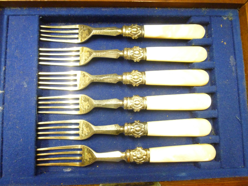 GOOD QUANTITY OF SILVER AND PLATED ITEMS INCLUDING A SET OF PLATED KNIVES AND FORKS WITH SILVER - Image 6 of 8