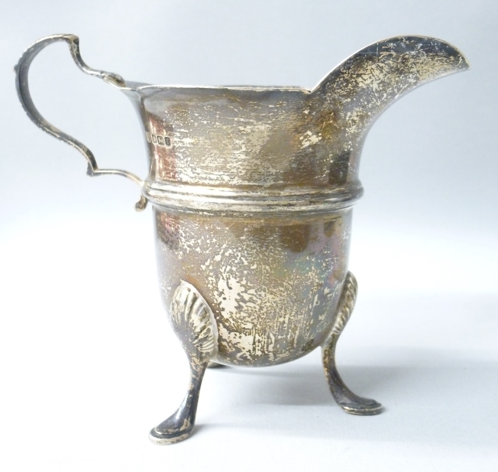 A SILVER CREAM JUG BY JAMES DEAKIN & SONS, SHEFFIELD 1909 (165g) TOGETHER WITH A CASED SET OF SIX - Image 4 of 7