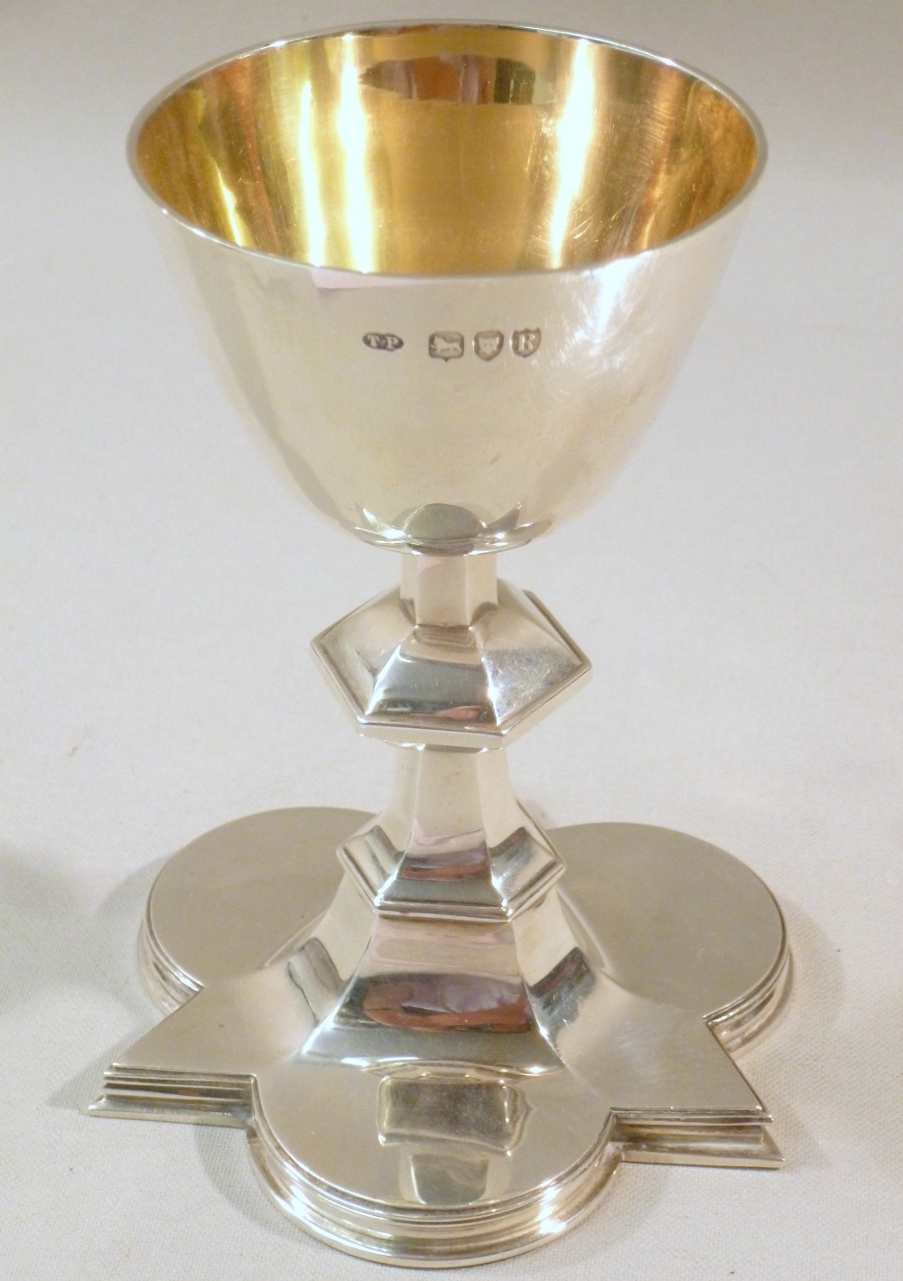 SILVER CHALICE & PATEN, THE CHALICE WITH PLAIN TAPERING CIRCULAR GILDED BOWL ON A KNOPPED STEM, BY - Image 6 of 6