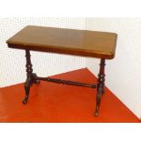 VICTORIAN WALNUT TABLE WITH A MOULDED TOP, ON TURNED BALUSTER COLUMNS, FOUR CARVED CABRIOLE LEGS