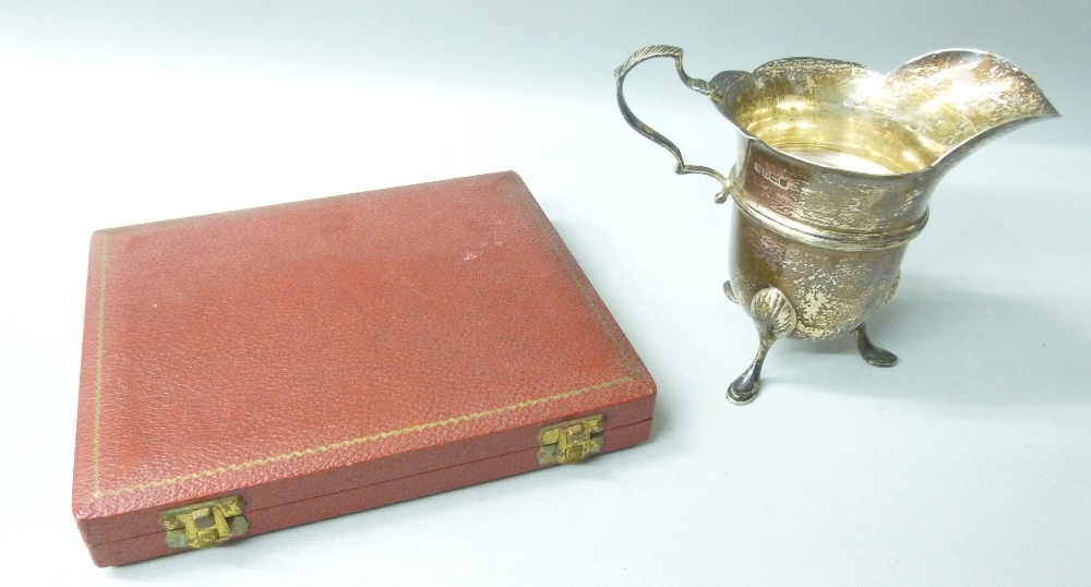 A SILVER CREAM JUG BY JAMES DEAKIN & SONS, SHEFFIELD 1909 (165g) TOGETHER WITH A CASED SET OF SIX - Image 7 of 7