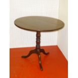 GEORGE III TABLE WITH A CIRCULAR TOP, ON THREE CABRIOLE LEGS (71 cm x 78 cm)