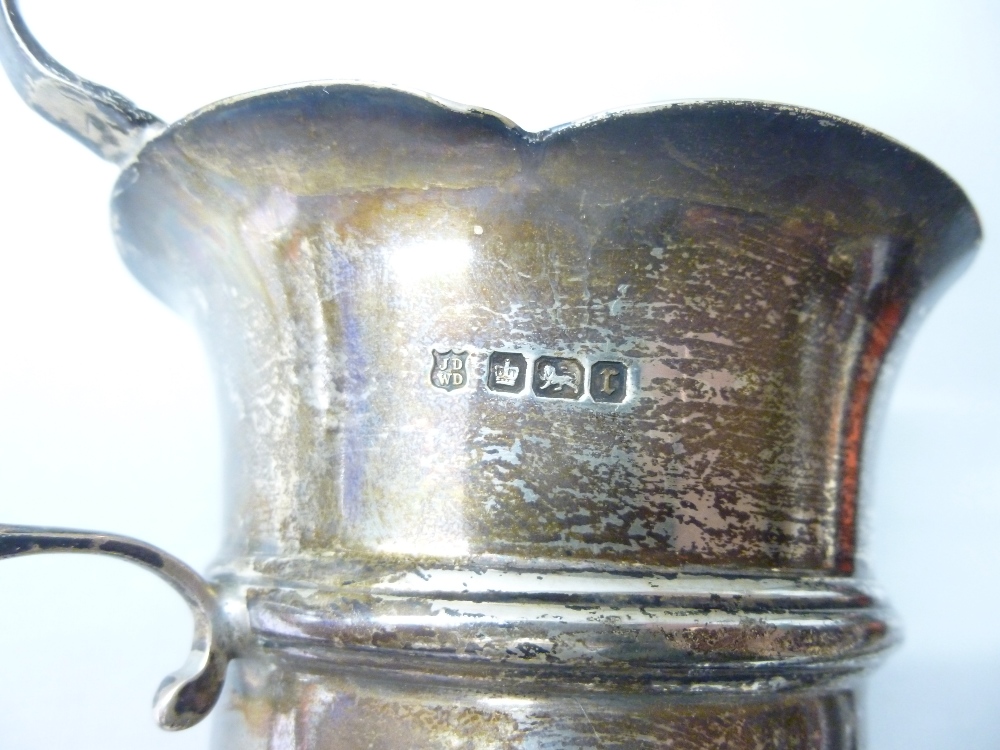 A SILVER CREAM JUG BY JAMES DEAKIN & SONS, SHEFFIELD 1909 (165g) TOGETHER WITH A CASED SET OF SIX - Image 2 of 7