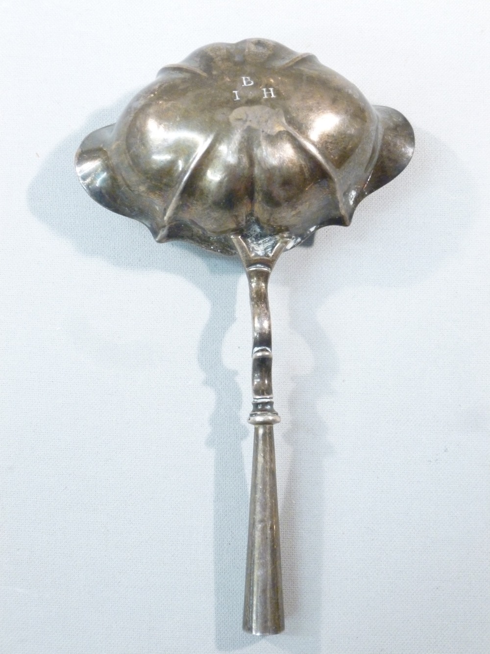 HARRODS LTD SILVER SUGAR SIFTER BY RICHARD BURBIDGE, LONDON 1912, SILVER PUNCH LADLE BY PHILIP - Image 4 of 9