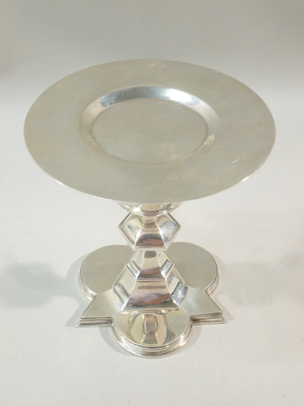 SILVER CHALICE & PATEN, THE CHALICE WITH PLAIN TAPERING CIRCULAR GILDED BOWL ON A KNOPPED STEM, BY - Image 3 of 6