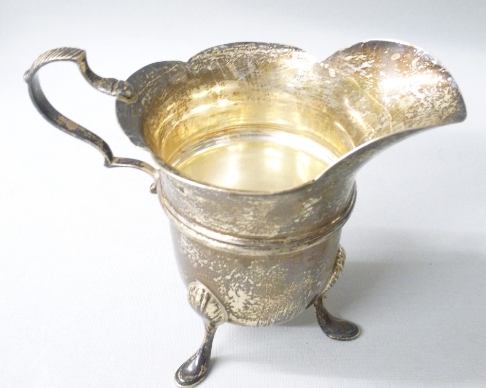 A SILVER CREAM JUG BY JAMES DEAKIN & SONS, SHEFFIELD 1909 (165g) TOGETHER WITH A CASED SET OF SIX - Image 3 of 7