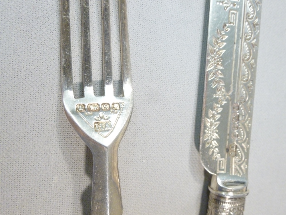 A TWELVE PLACE SETTING OF VICTORIAN DESSERT KNIVES AND FORKS, CHASED FLORAL DECORATION, HAND CARVED - Image 4 of 5