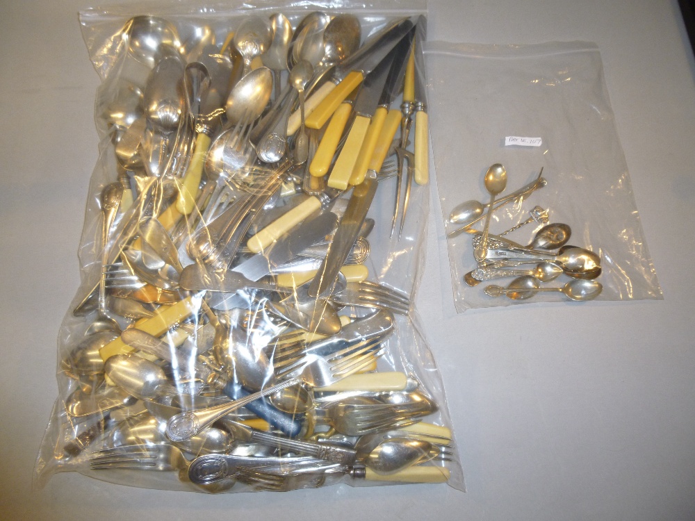 GOOD QUANTITY OF SILVER AND PLATED ITEMS INCLUDING A SET OF PLATED KNIVES AND FORKS WITH SILVER - Image 8 of 8