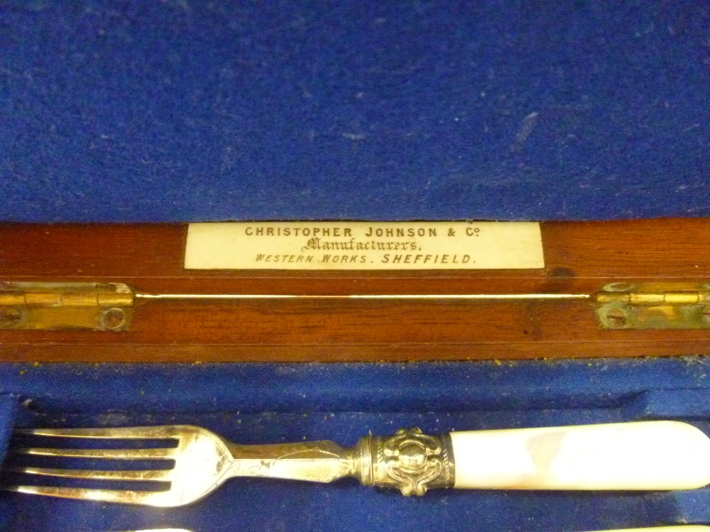 GOOD QUANTITY OF SILVER AND PLATED ITEMS INCLUDING A SET OF PLATED KNIVES AND FORKS WITH SILVER - Image 4 of 8