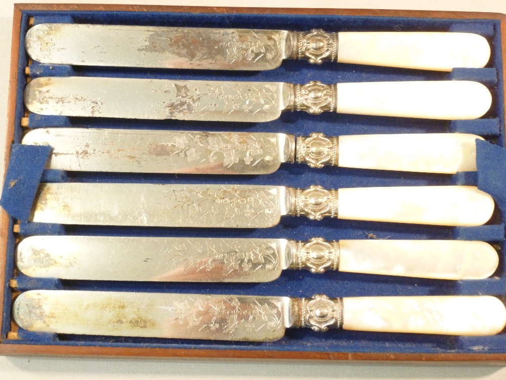 GOOD QUANTITY OF SILVER AND PLATED ITEMS INCLUDING A SET OF PLATED KNIVES AND FORKS WITH SILVER - Image 7 of 8