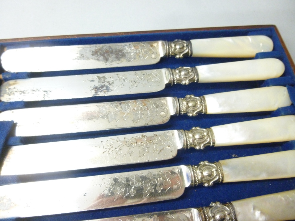 GOOD QUANTITY OF SILVER AND PLATED ITEMS INCLUDING A SET OF PLATED KNIVES AND FORKS WITH SILVER - Image 5 of 8
