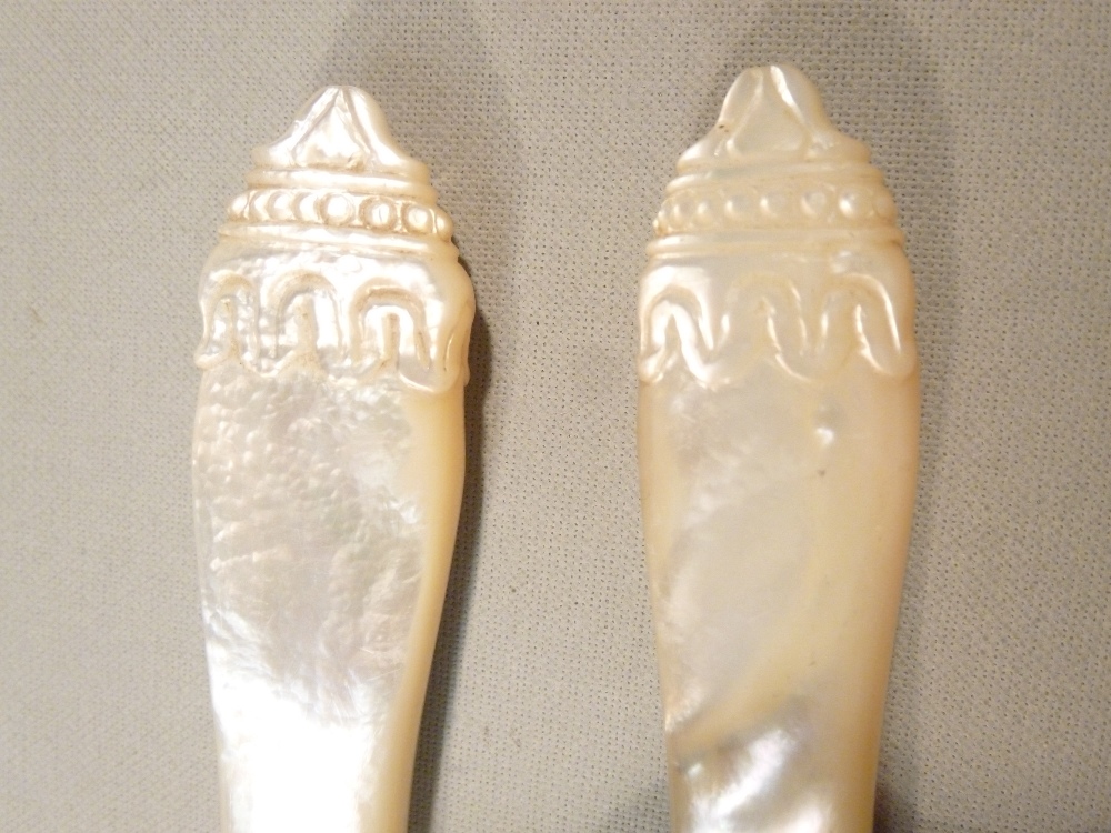 A TWELVE PLACE SETTING OF VICTORIAN DESSERT KNIVES AND FORKS, CHASED FLORAL DECORATION, HAND CARVED - Image 3 of 5