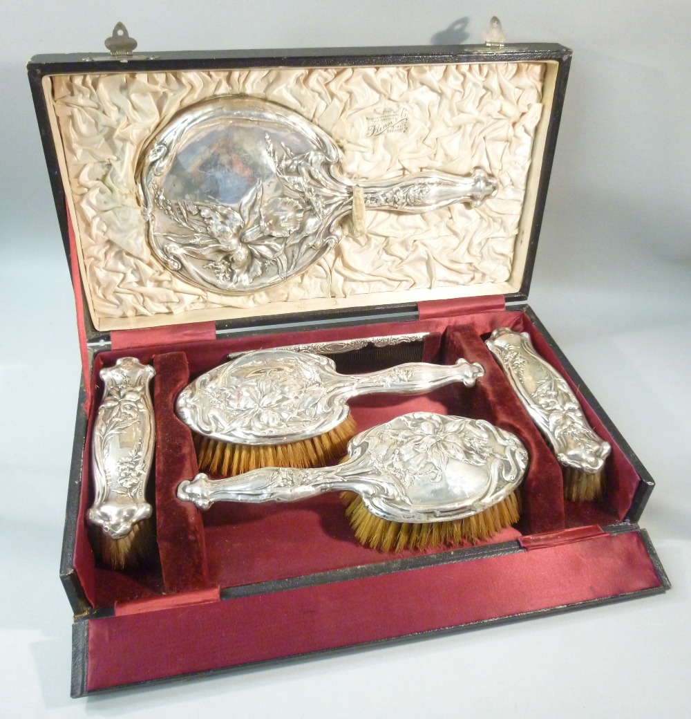 EDWARDIAN SILVER ART NOUVEAU DRESSING TABLE SET, THE FASCIAS STAMPED IN HIGH RELIEF, COMPRISING - Image 4 of 4