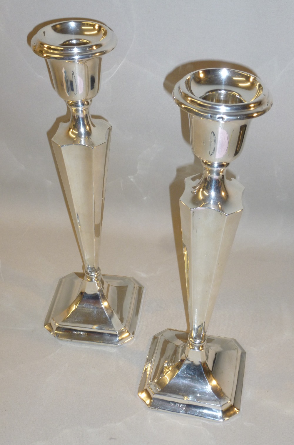 PAIR OF LARGE SILVER CANDLESTICKS ON A TAPERING STEM BY JAMES DEAKIN & SONS, CHESTER 1915, HEIGHT 31 - Image 3 of 5