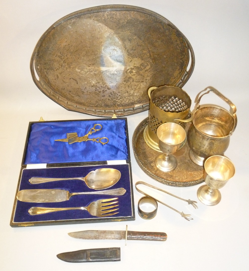 GOOD QUANTITY OF SILVER AND PLATED ITEMS INCLUDING A SET OF PLATED KNIVES AND FORKS WITH SILVER