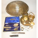 GOOD QUANTITY OF SILVER AND PLATED ITEMS INCLUDING A SET OF PLATED KNIVES AND FORKS WITH SILVER