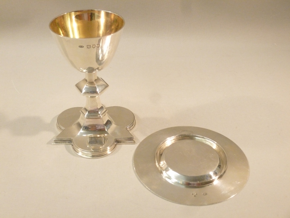 SILVER CHALICE & PATEN, THE CHALICE WITH PLAIN TAPERING CIRCULAR GILDED BOWL ON A KNOPPED STEM, BY - Image 4 of 6