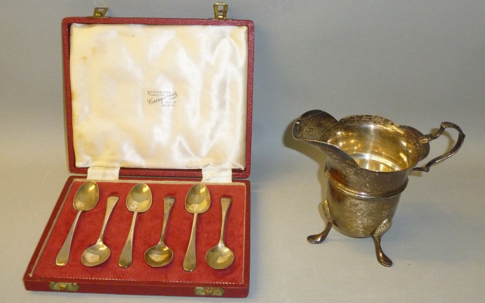 A SILVER CREAM JUG BY JAMES DEAKIN & SONS, SHEFFIELD 1909 (165g) TOGETHER WITH A CASED SET OF SIX
