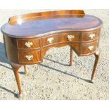 MAHOGANY VENEERED KIDNEY-SHAPED FIVE DRAWER DRESSING TABLE ON FOUR CABRIOLE LEGS (85 cm x 107.5 cm x