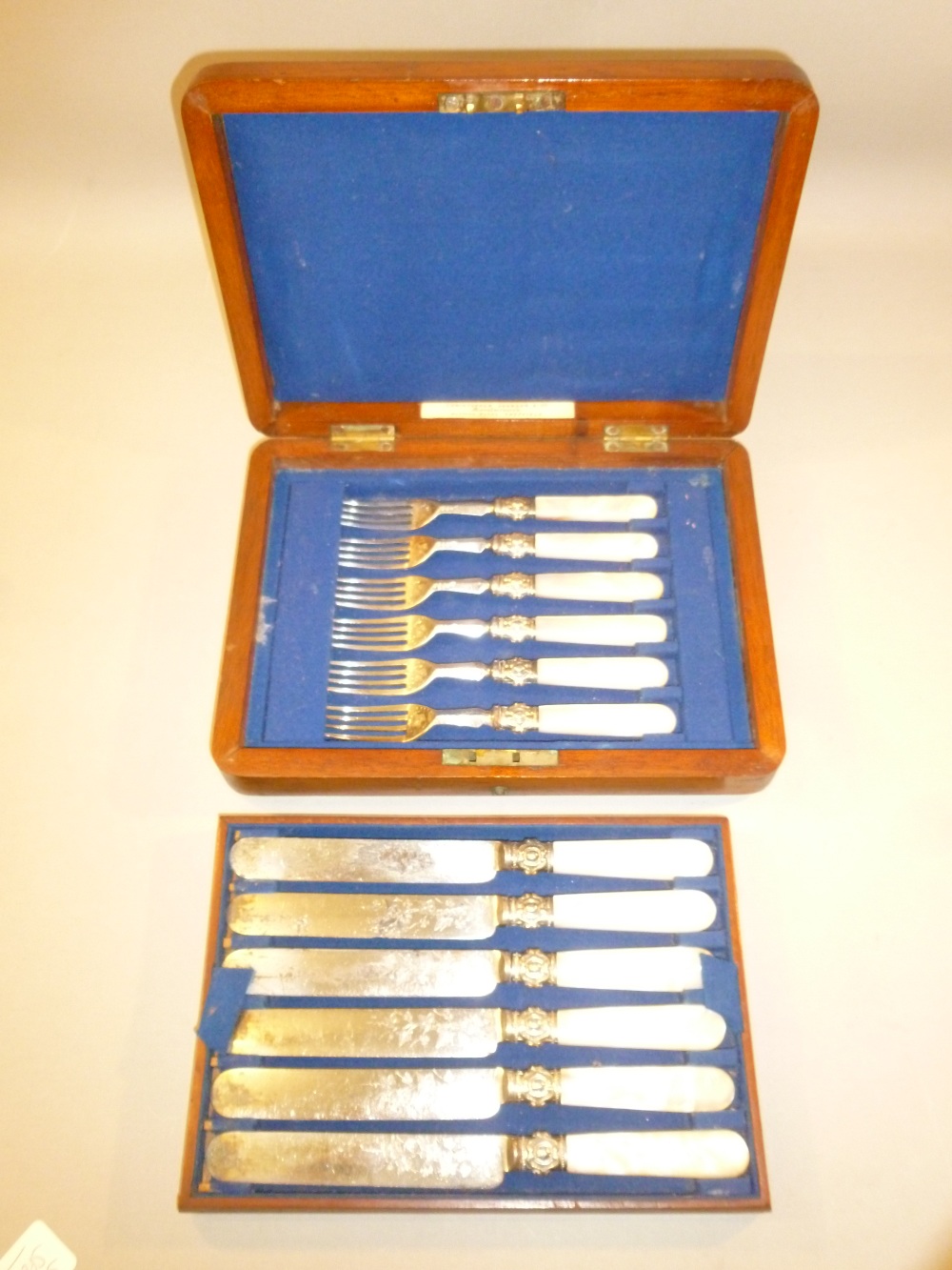 GOOD QUANTITY OF SILVER AND PLATED ITEMS INCLUDING A SET OF PLATED KNIVES AND FORKS WITH SILVER - Image 3 of 8