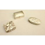 WHITE METAL SQUARE PILL BOX HAVING EMBOSSED FLORAL DECORATION TO THE BODY AND ROSES IN RELIEF TO THE