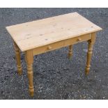 PINE TABLE WITH TWO DRAWERS ON TURNED TAPERING LEGS (74 cm x 101.5 cm x 56 cm)