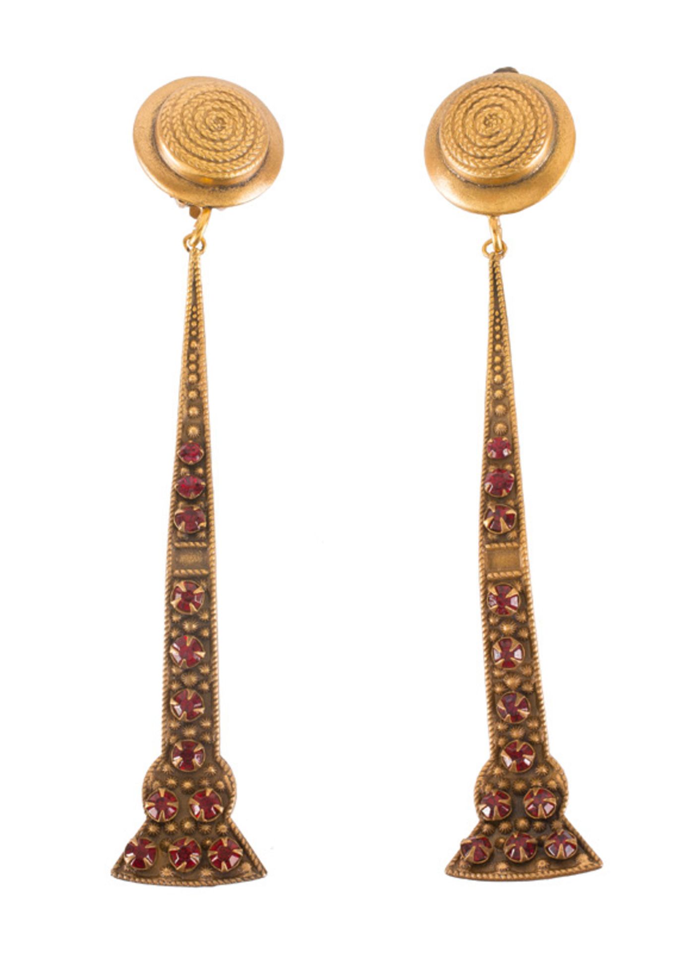 A pair of Joseff Hollywood goldtone earclips, set with red stones. One signed Joseff. L. 11,5 cm.