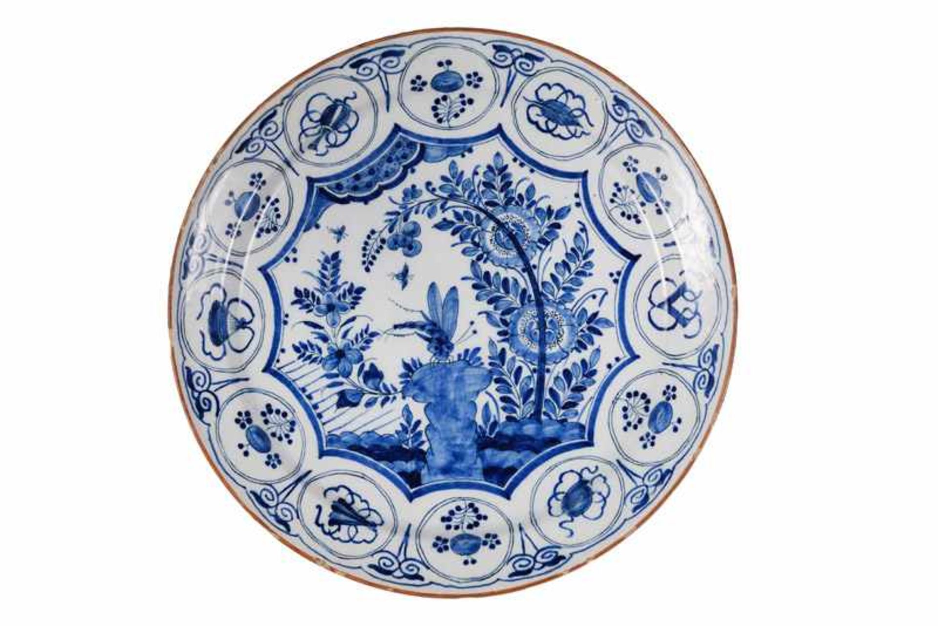 Delfts blauw aardewerk schotel met chinoiserie decor van libelle op rots omringd door medaillons