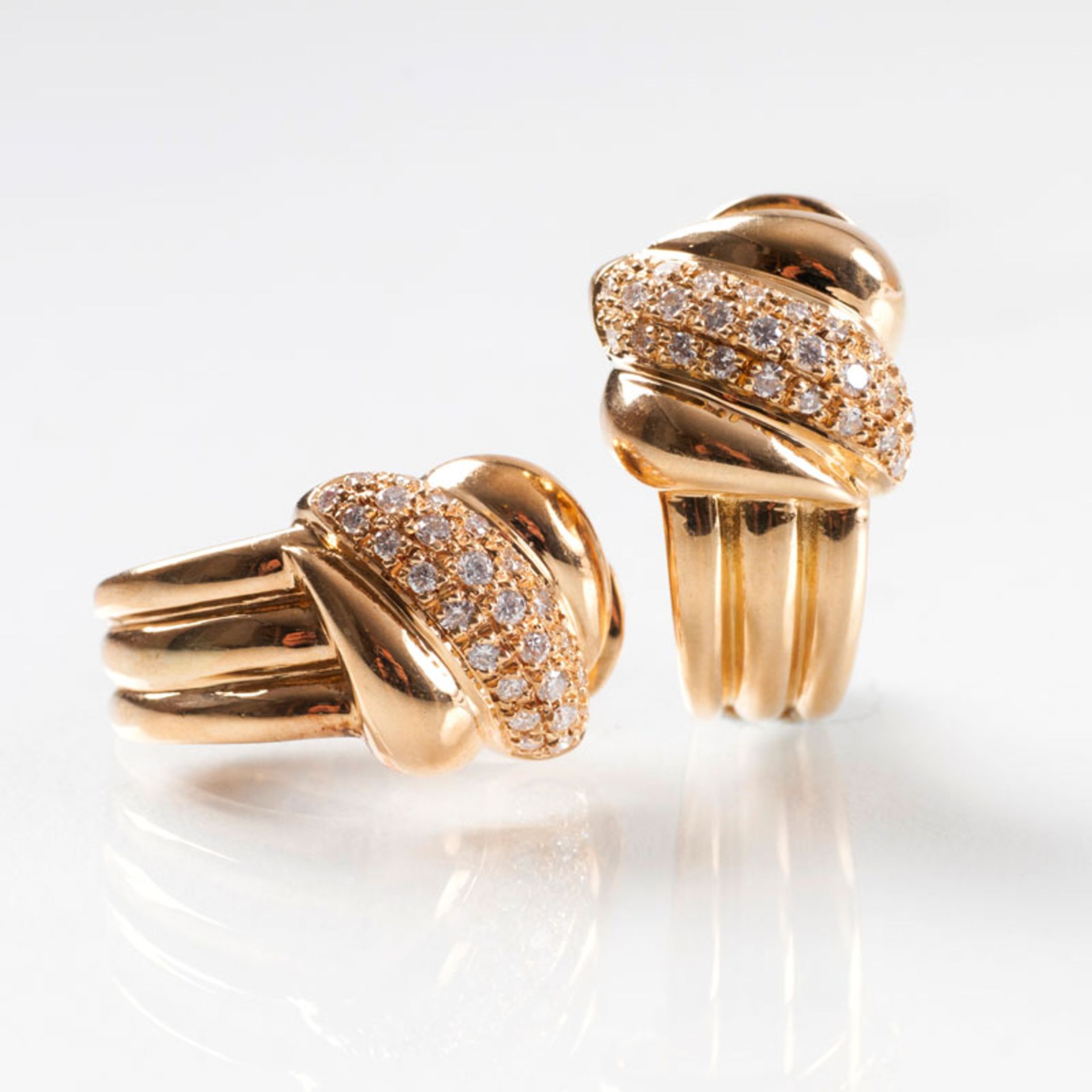 A pair of ear clips with diamonds 18 ct. yellow gold, marked. Frontside with all together 52