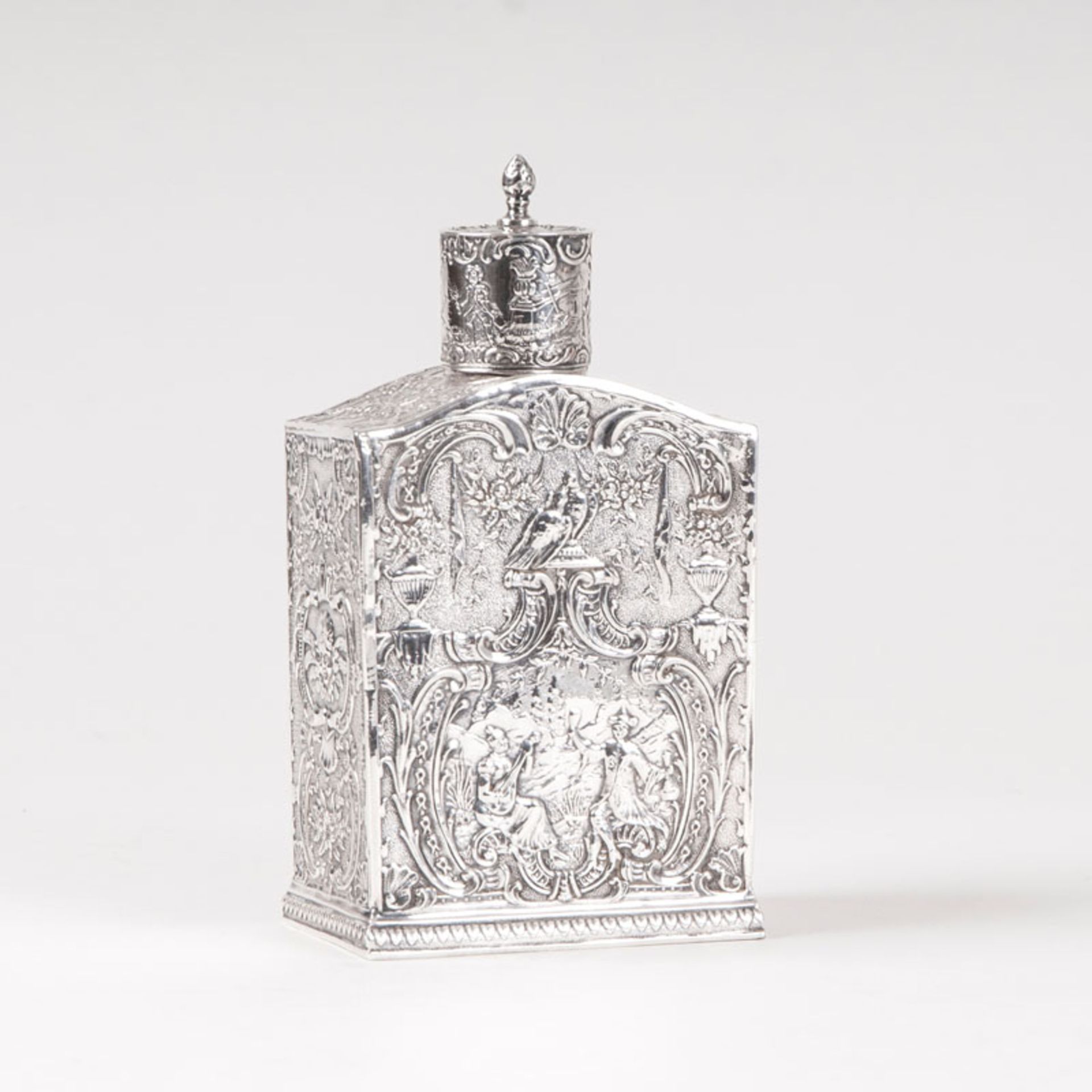 A tea caddy with Rococo decoration Hanau, end of 19th. cent. Sterlingsilver, stamped, London