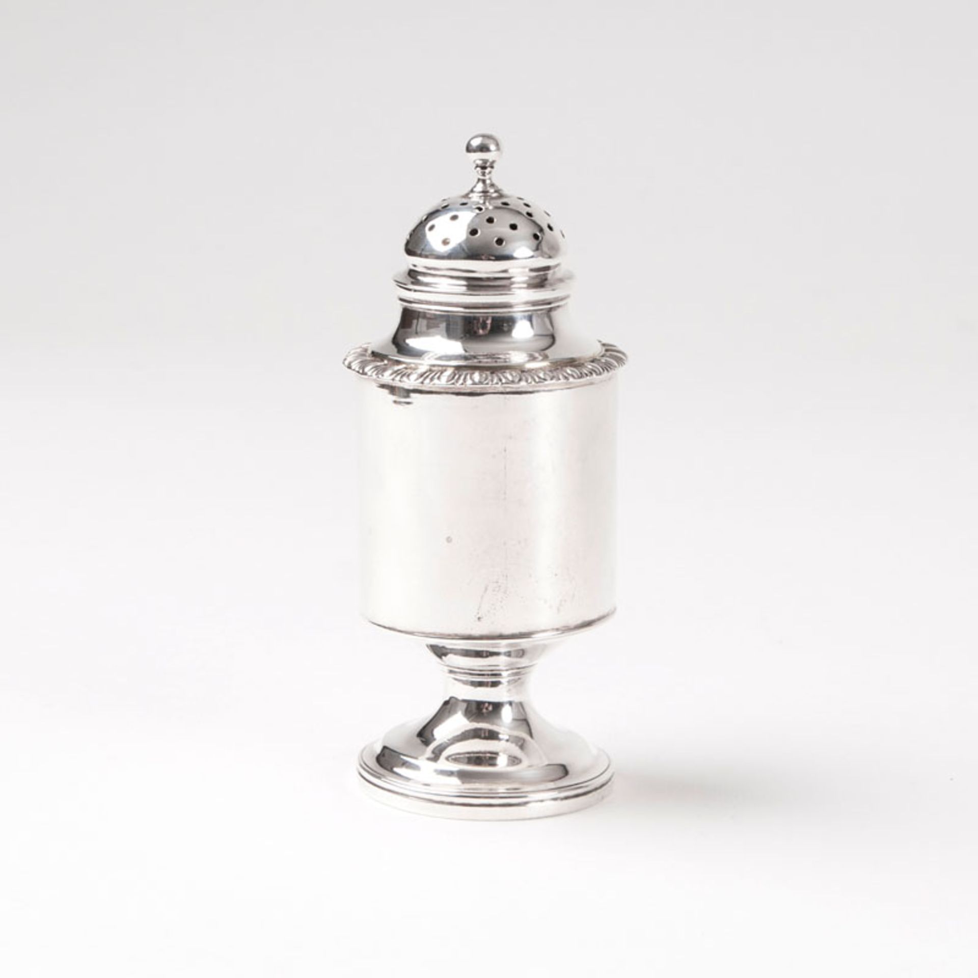 A georgian salt castor London, 1. half of 19th. cent. Sterlingsilver, assay mark and MM. indisdinct.