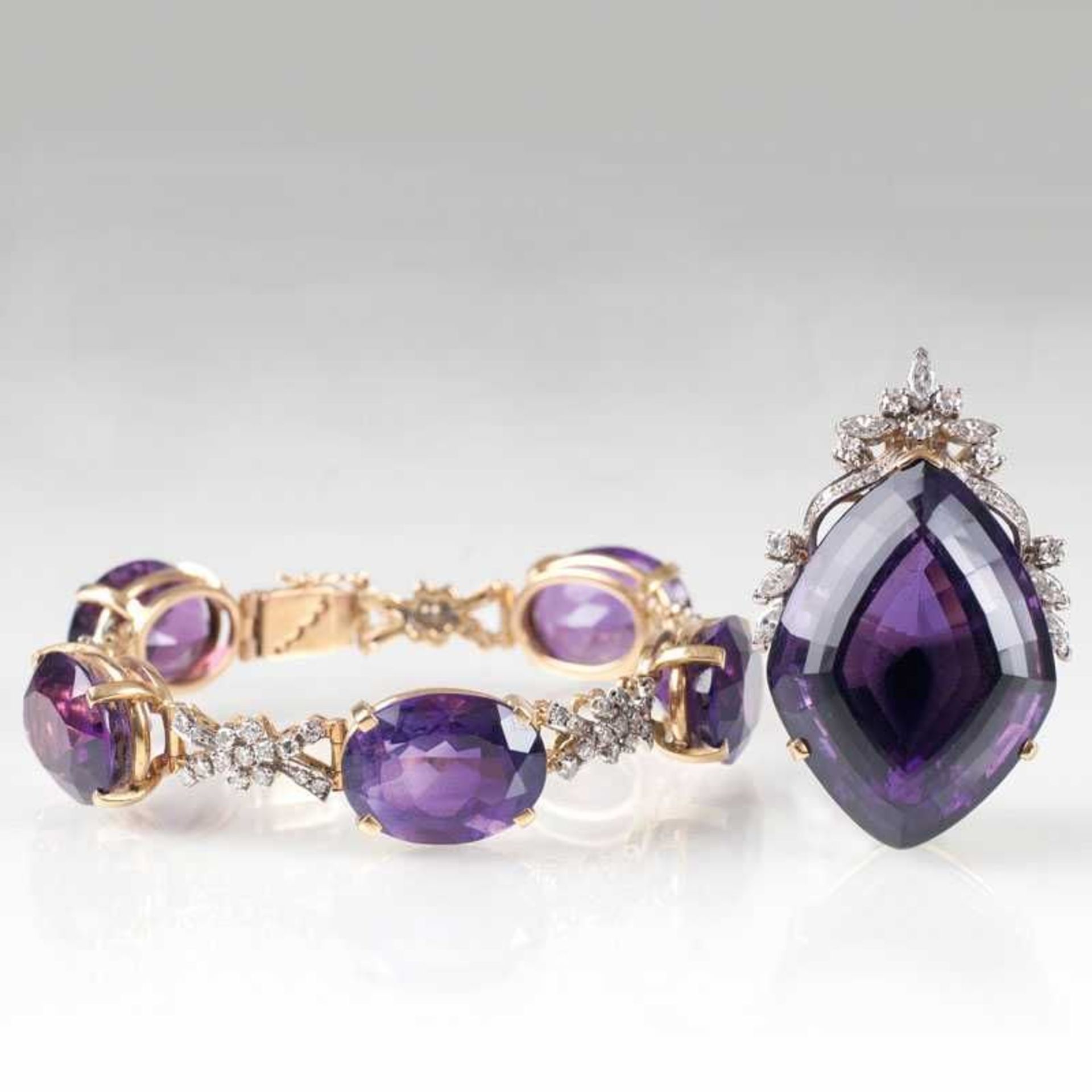 Armband und Anhänger mit Amethyst-Brillant Besatz 18 kt. GG mit WG, tlw. gest. 2-tlg.: Armband (L.