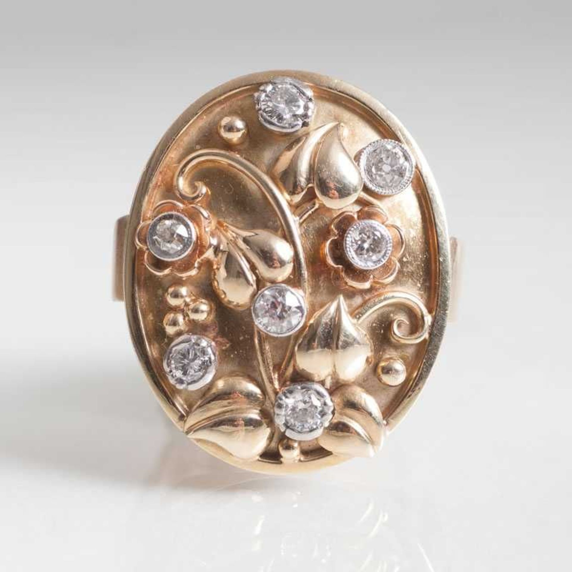 Vintage Gold-Ring mit Blüten-Dekor und Brillanten Um 1930/40. 14 kt. GG mit WG, gest. Ringkopf mit