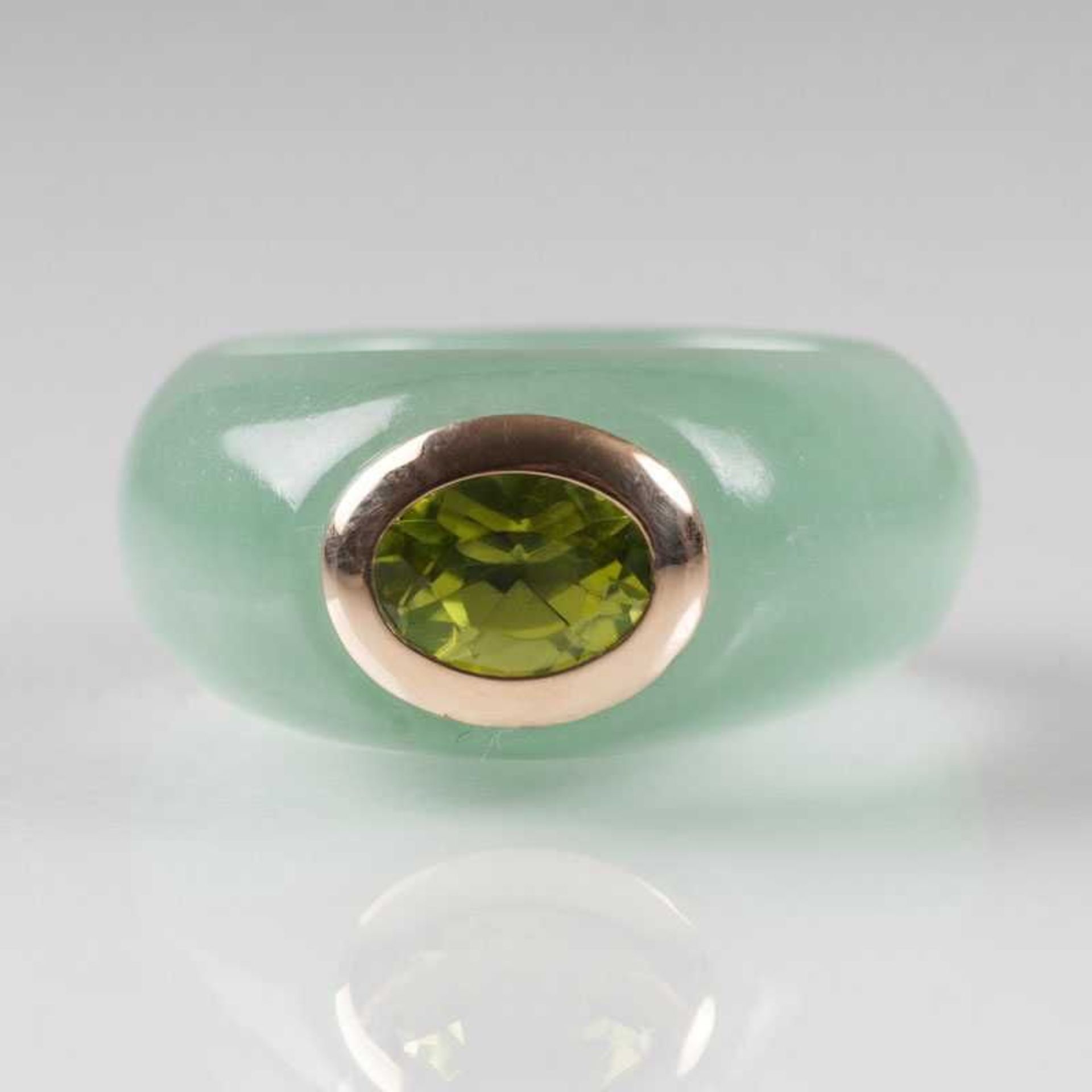 Jade-Ring mit Peridot 14 kt. GG, gest. Hellgrüner Jade-Reif, schauseitig ein ovalgeschliffener