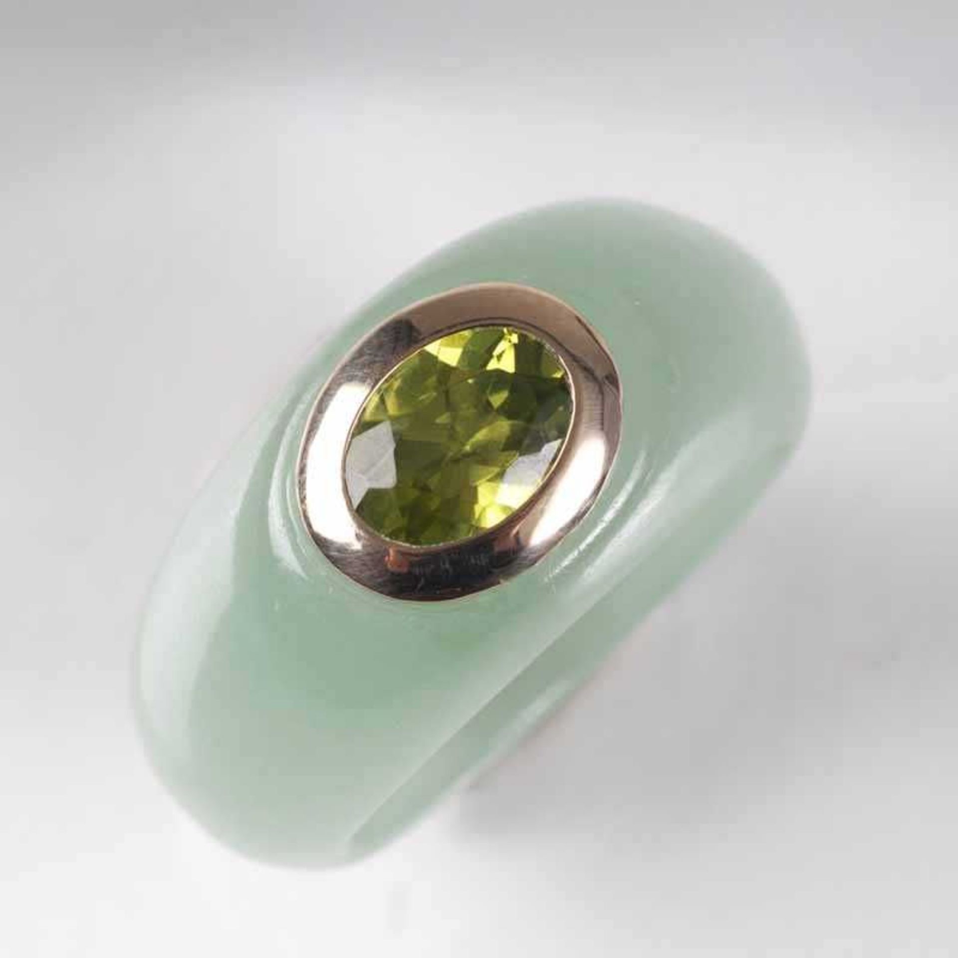 Jade-Ring mit Peridot 14 kt. GG, gest. Hellgrüner Jade-Reif, schauseitig ein ovalgeschliffener - Bild 2 aus 2