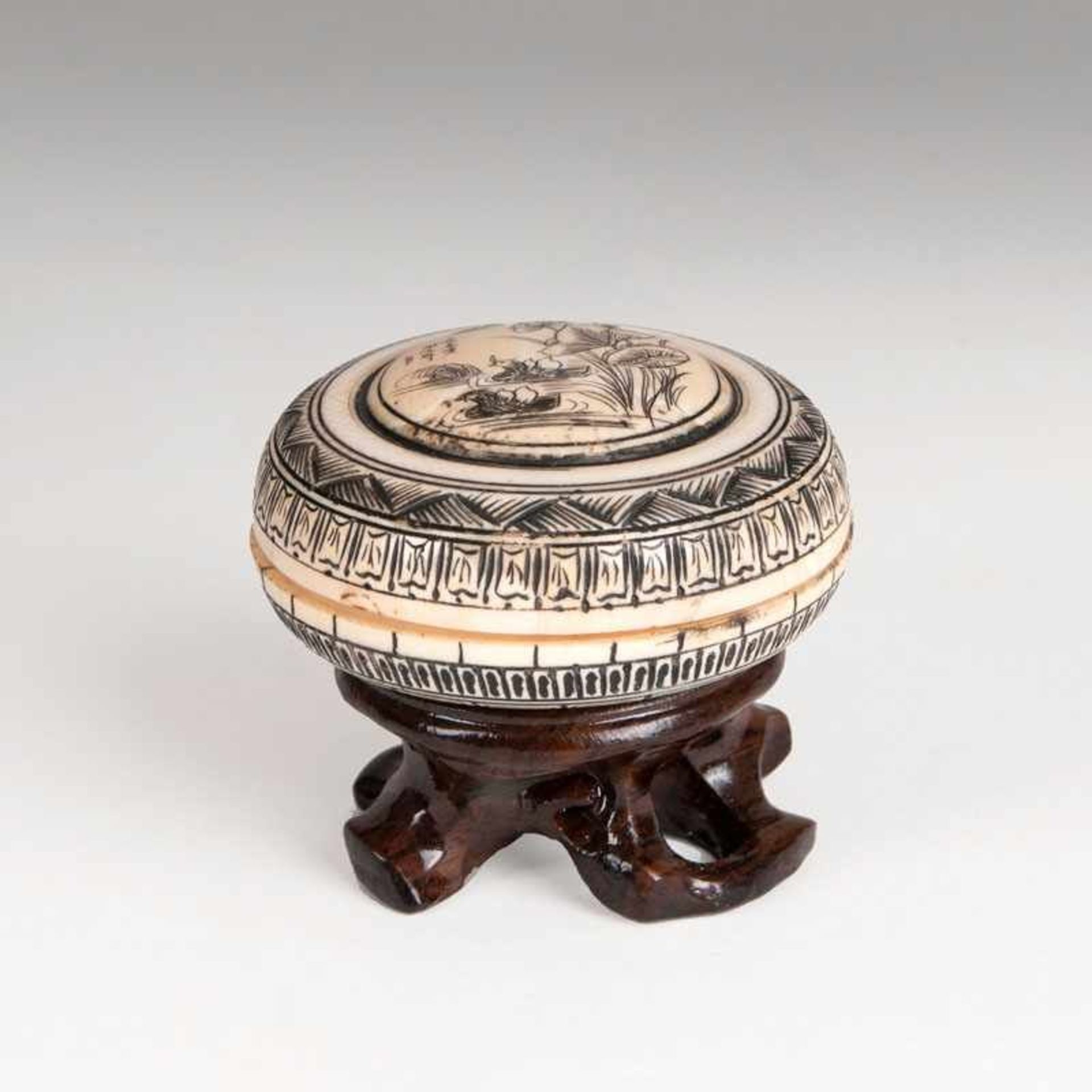 Feines Elfenbein-Döschen China, Qing-Dynastie (1644-1912). Geschnitztes Elfenbein, geschwärzter