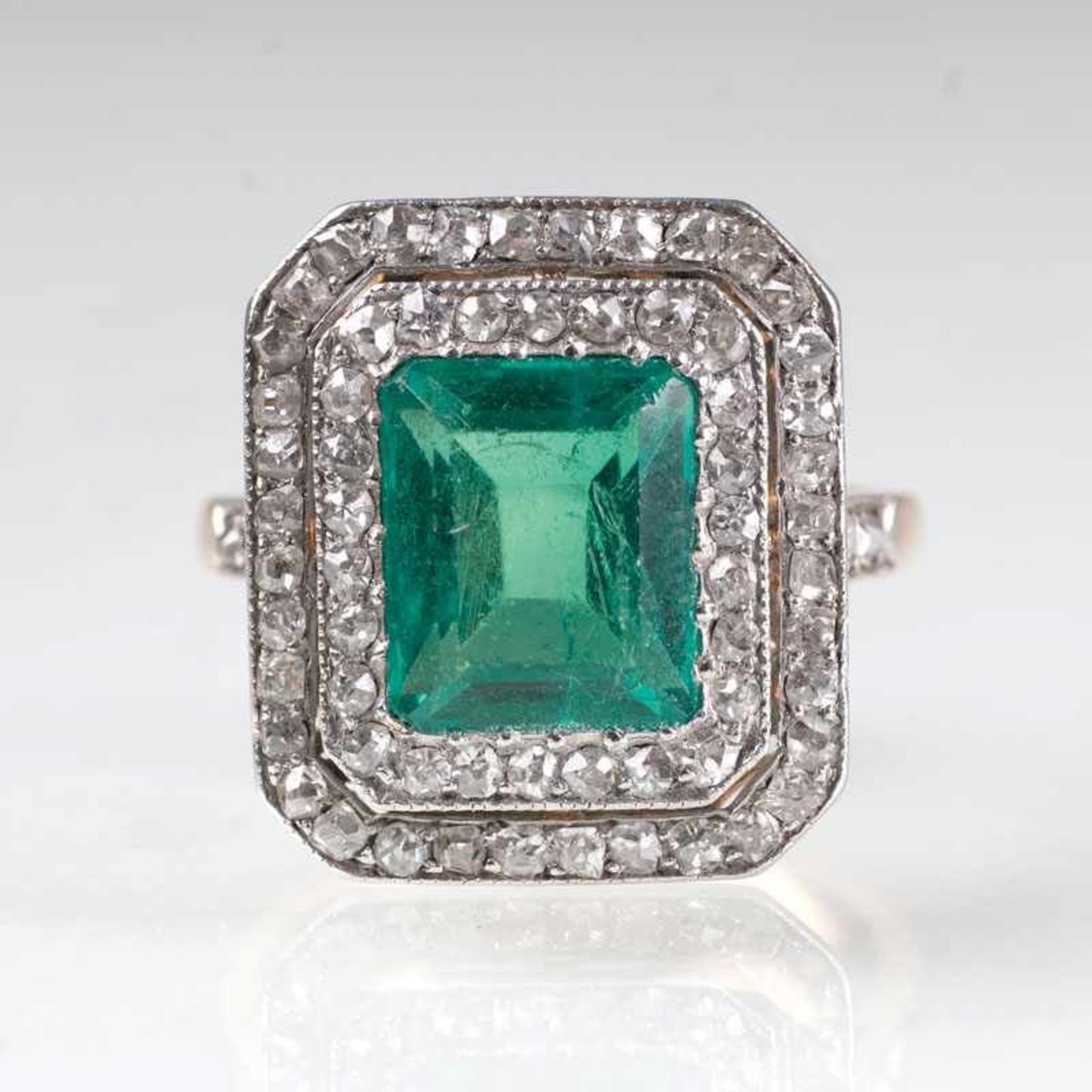 Antiker Smaragd-Diamant-Ring Um 1900. 14 kt. GG mit Platin. Der Smaragd von feiner Farbqualität