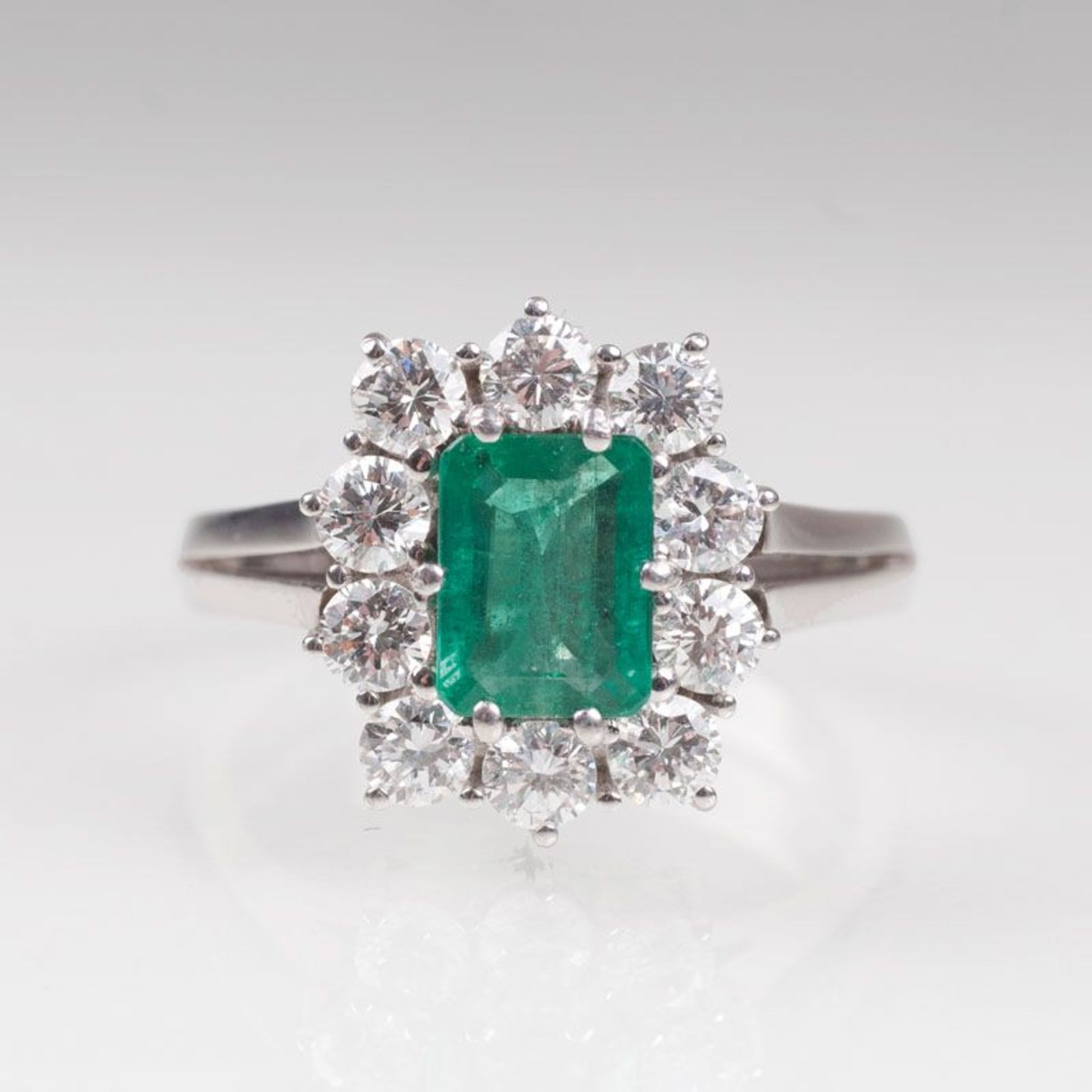 Smaragd-Brillant-Ring von Juwelier Rüschenbeck 18 kt. WG, gest., Juwelierszeichen 'R'. Der Smaragd