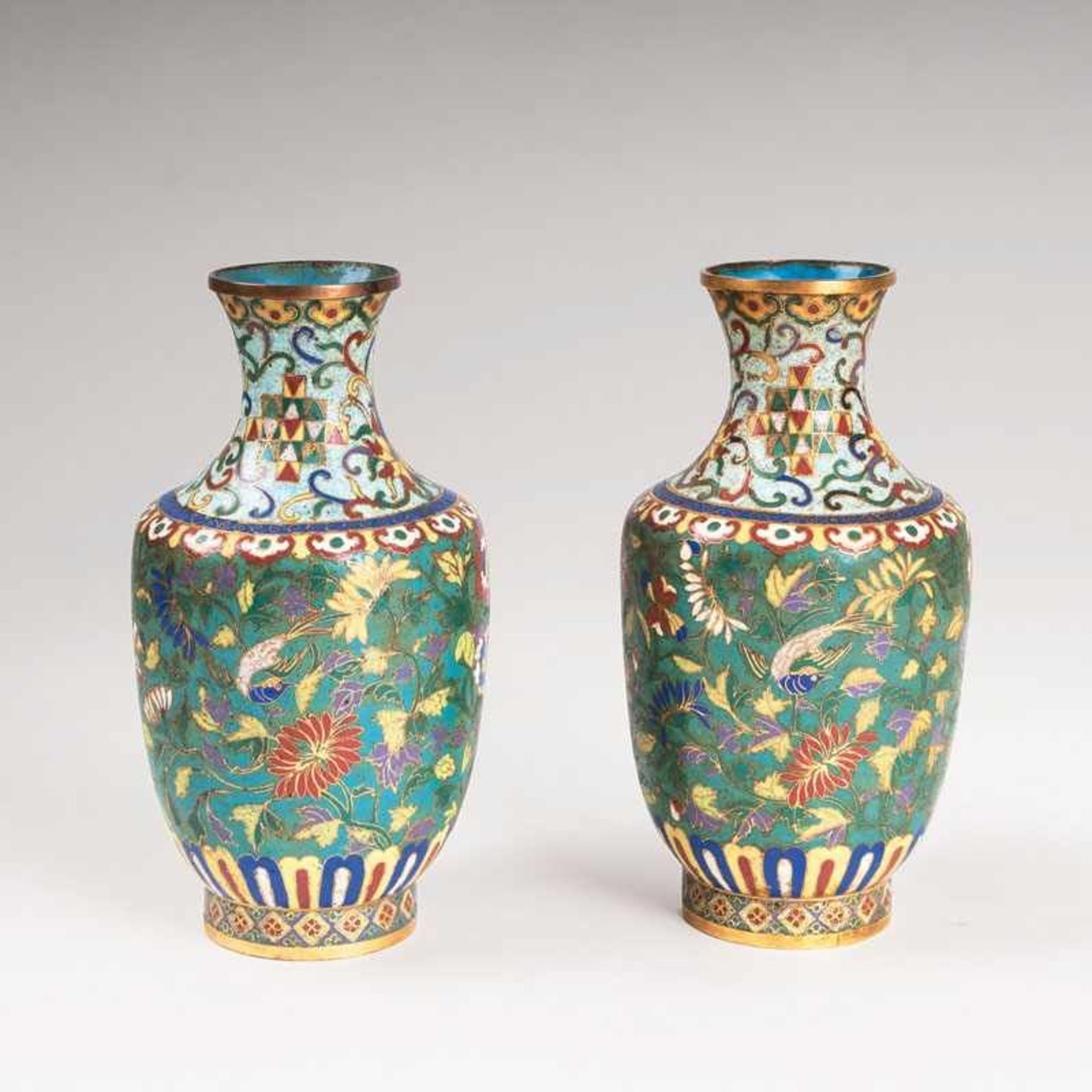 Paar Cloisonné-Vasen mit reichem Blütendekor China, Qing-Dynastie (1644-1912), 18./19. Jh. Auf hell-