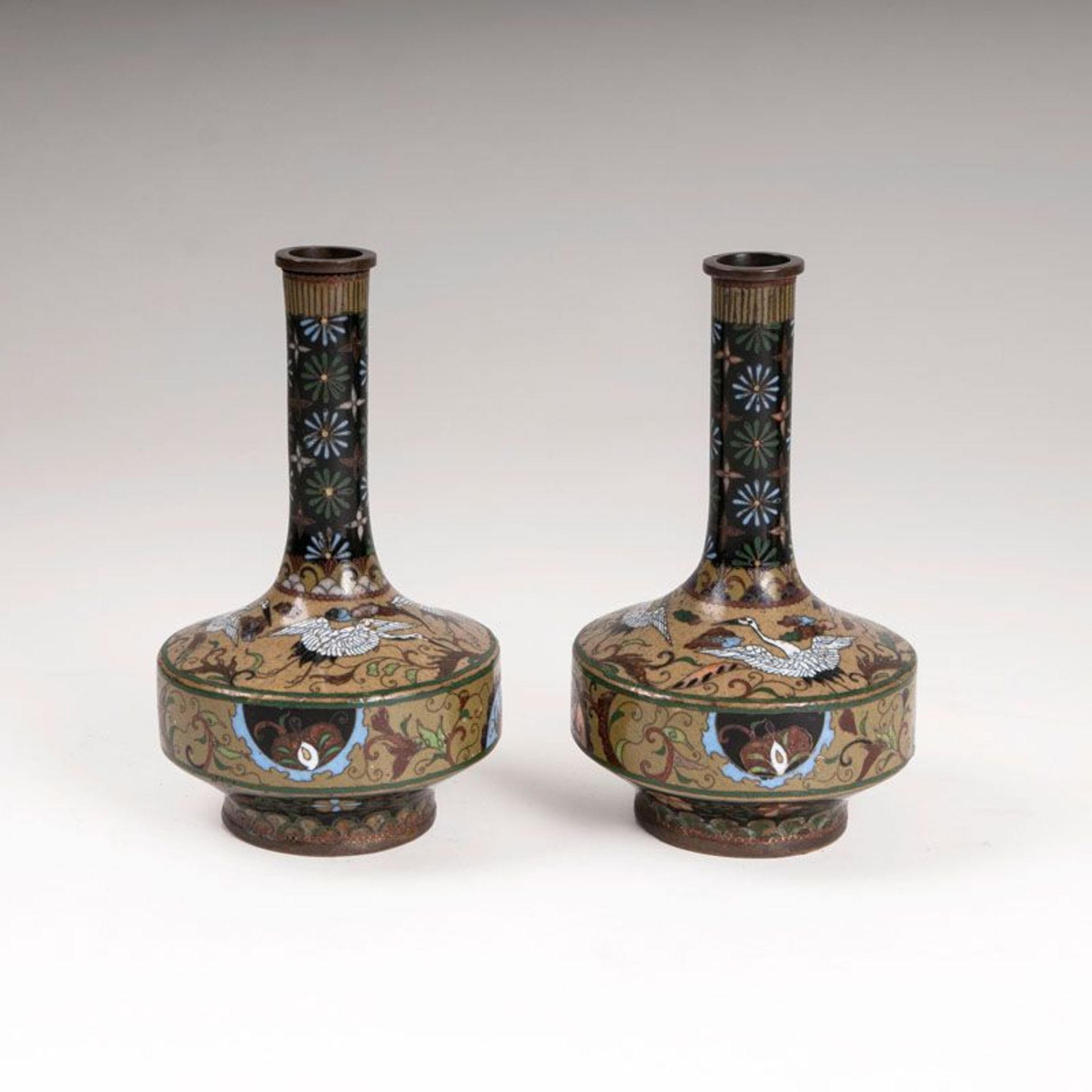 Paar Cloisonné-Enghalsvasen mit Kranichdekor Japan, Meiji-Zeit (1868-1912). Flaschenform mit