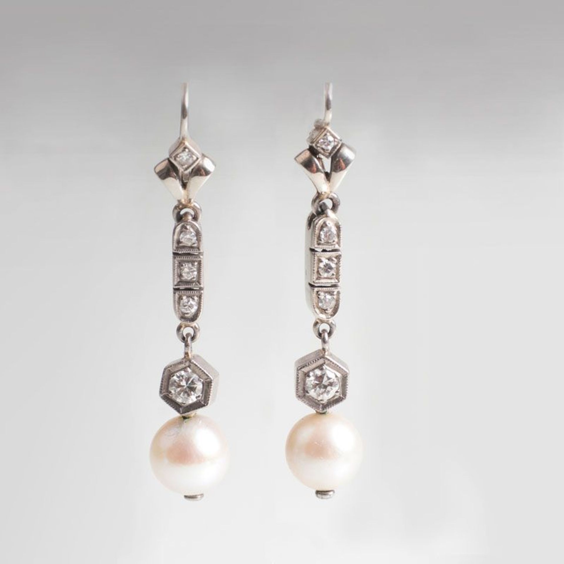 Paar Perlen-Diamant-Ohrhänger 14 kt. WG. Besatz mit insges. 10 Kleinstdiam. im 8/8- und