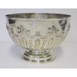 A VICTORIAN SILVER ROSE BOWL, INDECIPHERABLE MAKER’S MARK, LONDON, 1900 the circular body with