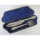 A CASED PAIR OF VICTORIAN SILVER FISH SERVERS, JOHN GAMMAGE, BIRMINGHAM, 1874 each handle engraved