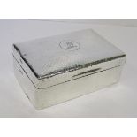 AN EDWARDIAN SILVER CIGAR BOX, INDECIPHERABLE MAKER’S MARK, LONDON, 1907 the rectangular body with