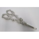 A PAIR OF EDWARDIAN SILVER GRAPE SCISSORS, WILLIAM HUTTON & SONS LTD, LONDON, 1905 the handles in