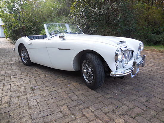 A 1961 AUSTIN HEALEY 3000 BT7 Complete with hard top, side screens, soft top, Tonneau cover, wire