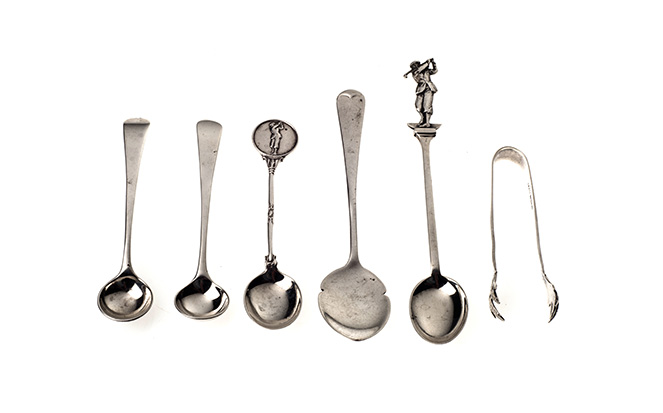 A MISCELLANEOUS COLLECTION OF FIVE SILVER SPOONS AND A TONG, VARIOUS MAKER'S AND DATES 60g (6)