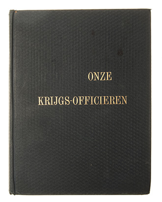 De Volkstem Staff ONZE KRIJS-OFFICIEREN Pretoria: Ten Volksstem Kantore, 1904 First edition. B/w