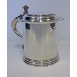 AN EDWARDIAN SILVER TANKARD, EDWARD BARNARD & SONS LTD, LONDON, 1901 the cylindrical body with