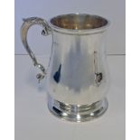 AN EDWARDIAN SILVER MUG, INDECIPHERABLE MAKER’S MARK, LONDON, 1906 the baluster body applied with